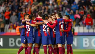 Los jugadores del Barcelona celebran uno de sus goles durante el partido de LaLiga entre el Barcelona y el Getafe, este sábado en el estadio de Montjuich, en Barcelona. 