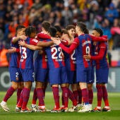 Los jugadores del Barcelona celebran uno de sus goles durante el partido de LaLiga entre el Barcelona y el Getafe, este sábado en el estadio de Montjuich, en Barcelona. 