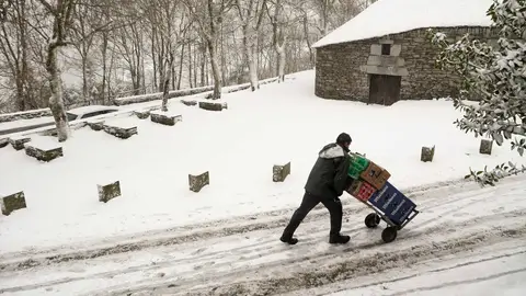 Un hombre camina sobre la nieve en Pedrafita do Cebreiro (Lugo) Un nuevo frente deja este domingo tiempo invernal con inestabilidad y lluvias