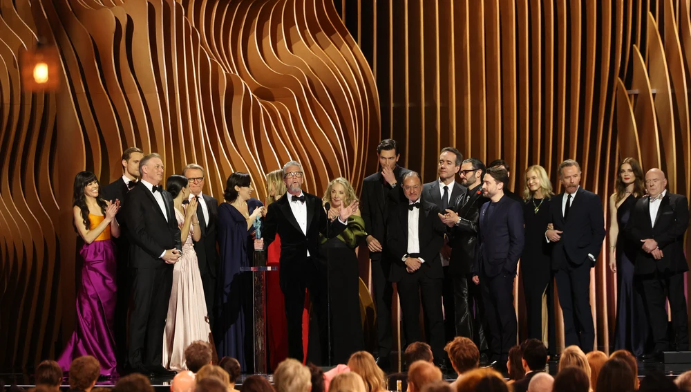 El cast de 'Succession' sube a recoger uno de los premios del Sindicato de Actores