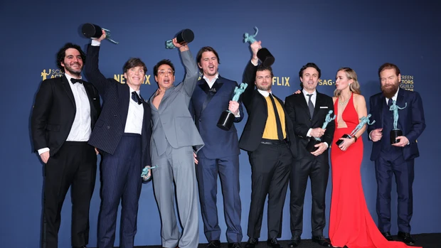 Miembros del cast de 'Oppenheimer' posan con sus premios del Sindicato de Actores