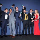 Miembros del cast de 'Oppenheimer' posan con sus premios del Sindicato de Actores