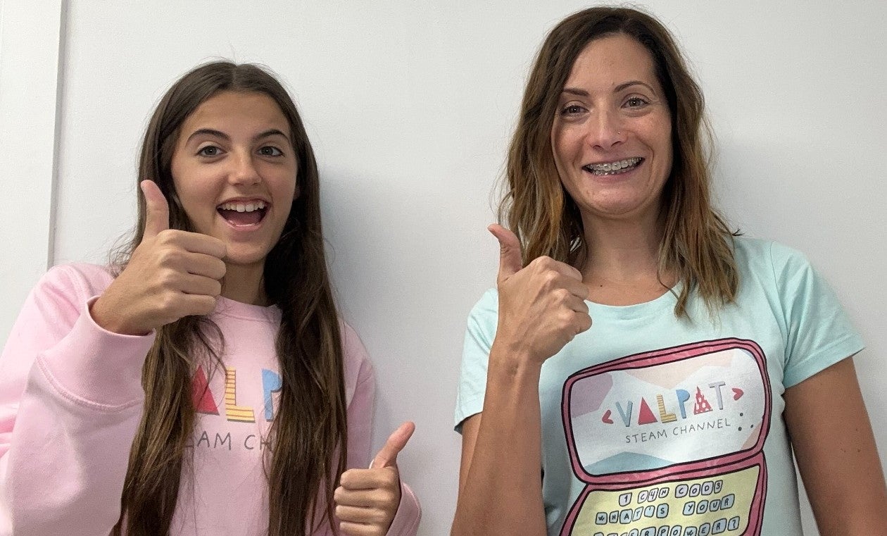Valeria Corrales, la joven de 15 años cofundadora, junto a la ingeniera Patricia Heredia, del canal que divulga sobre ciencia y tecnología Valeria Corrales, la joven de 15 años cofundadora, junto a la ingeniera Patricia Heredia, del canal que divulga sobre ciencia y tecnología