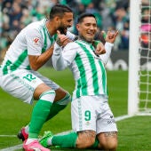 Willian José y 'Chimy' Ávila celebra un gol.
