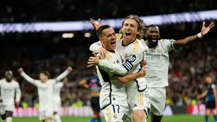 El centrocampista del Real Madrid Luka Modric (d) celebra con Lucas Vázquez tras marcar ante el Sevilla, durante el partido de Liga que Real Madrid y Sevilla FC disputaron en el estadio Santiago Bernabéu. 