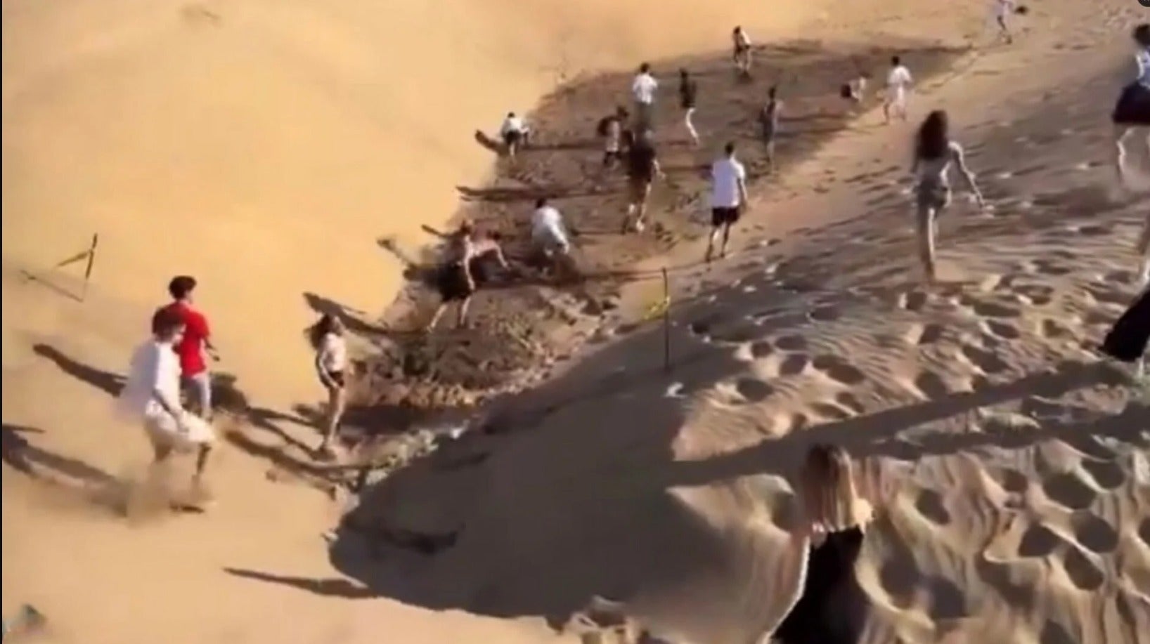 Decenas de personas en Gran Canaria destrozan parte de las Dunas de Maspalomas en busca de mil euros Decenas de personas en Gran Canaria destrozan parte de las Dunas de Maspalomas en busca de mil euros