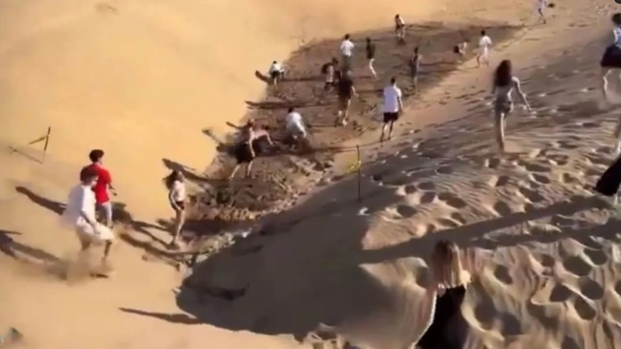 Decenas de personas en Gran Canaria destrozan parte de las Dunas de Maspalomas en busca de mil euros