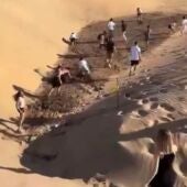 Decenas de personas en Gran Canaria destrozan parte de las Dunas de Maspalomas en busca de mil euros 