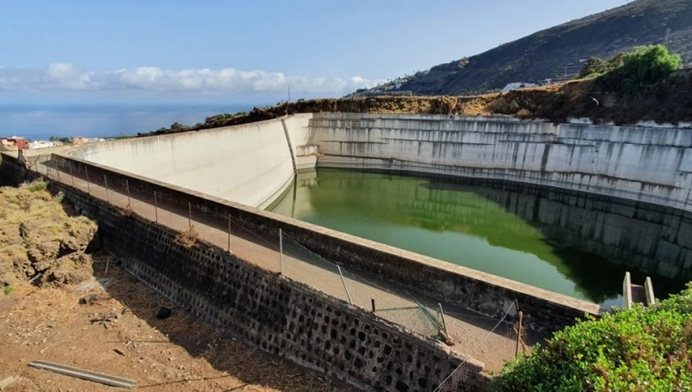 Imagen de una balsa de agua en Tenerife al mínimo de agua