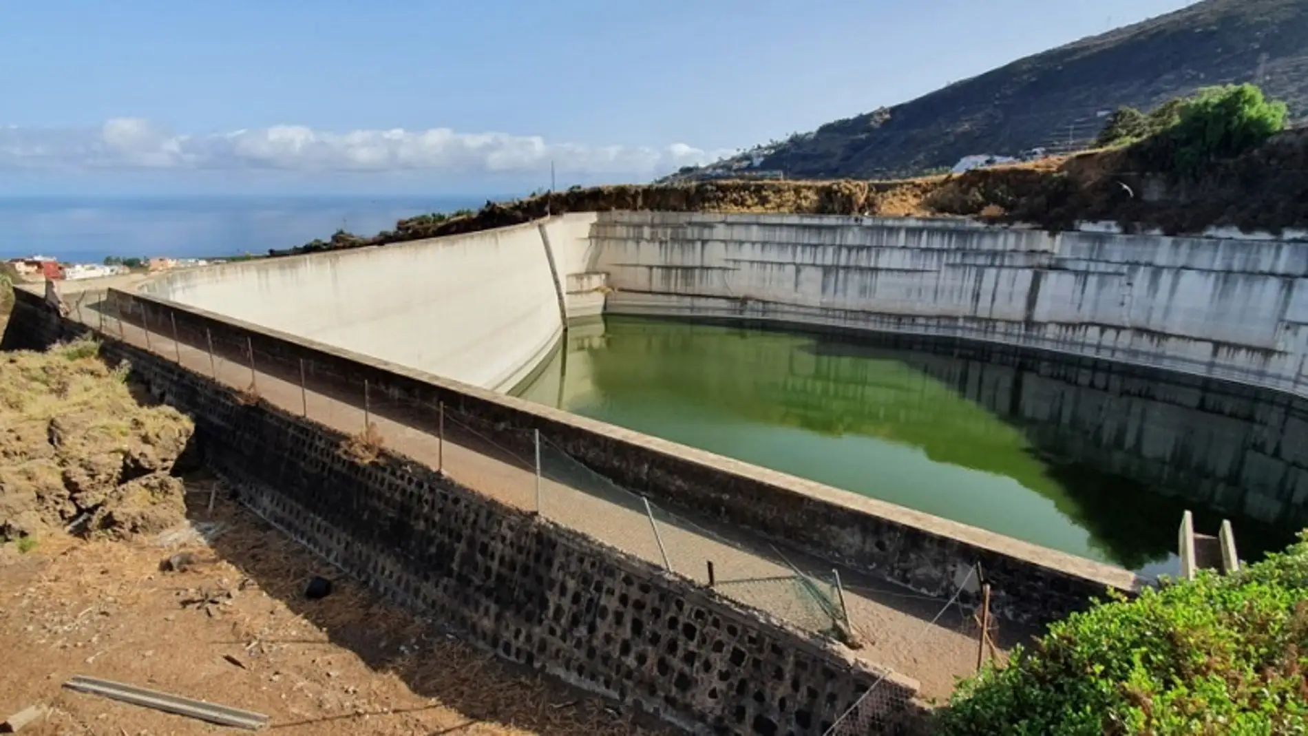 Imagen de una balsa de agua en Tenerife al mínimo de agua
