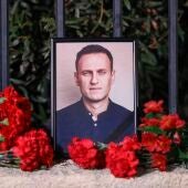 Un retrato del difunto líder opositor ruso Alexéi Navalni.
