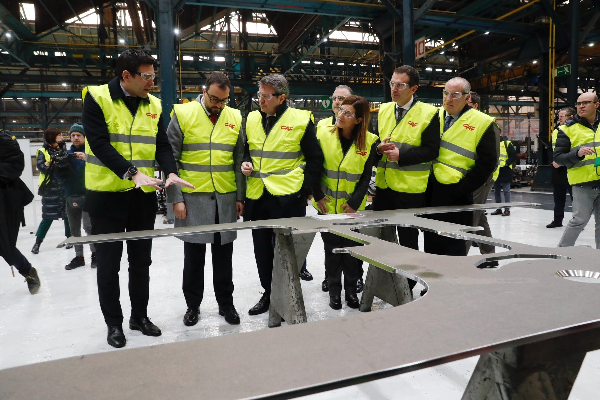 Adrián Barbón confirma que el primer AVE de la mañana llegará a Madrid sobre las 9:30 horas: “El secretario de Estado me lo ha confirmado” Adrián Barbón confirma que el primer AVE de la mañana llegará a Madrid sobre las 9:30 horas: “El secretario de Estado me lo ha confirmado”