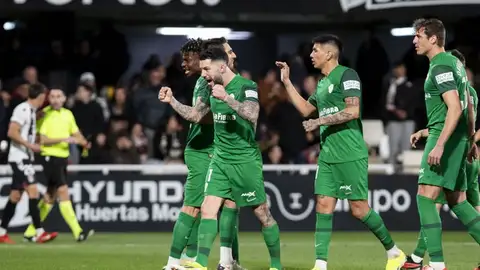 Los jugadores del Elche celebran la victoria en Cartagena, gracias al gol de Nico Castro Los jugadores del Elche celebran la victoria en Cartagena, gracias al gol de Nico Castro