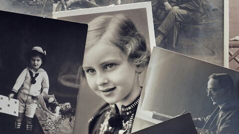 Una serie de fotos familiares