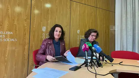 La directora del IB-Dona, Cati Salom, junto a la consellera de Familias y Asuntos Sociales, Catalina Cirer. La directora del IB-Dona, Cati Salom, junto a la consellera de Familias y Asuntos Sociales, Catalina Cirer.