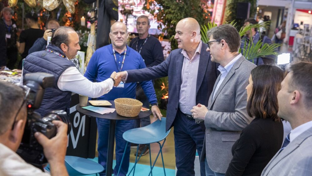 Mari y Bauzá durante su visita a Horeca saludando a uno de los expositores