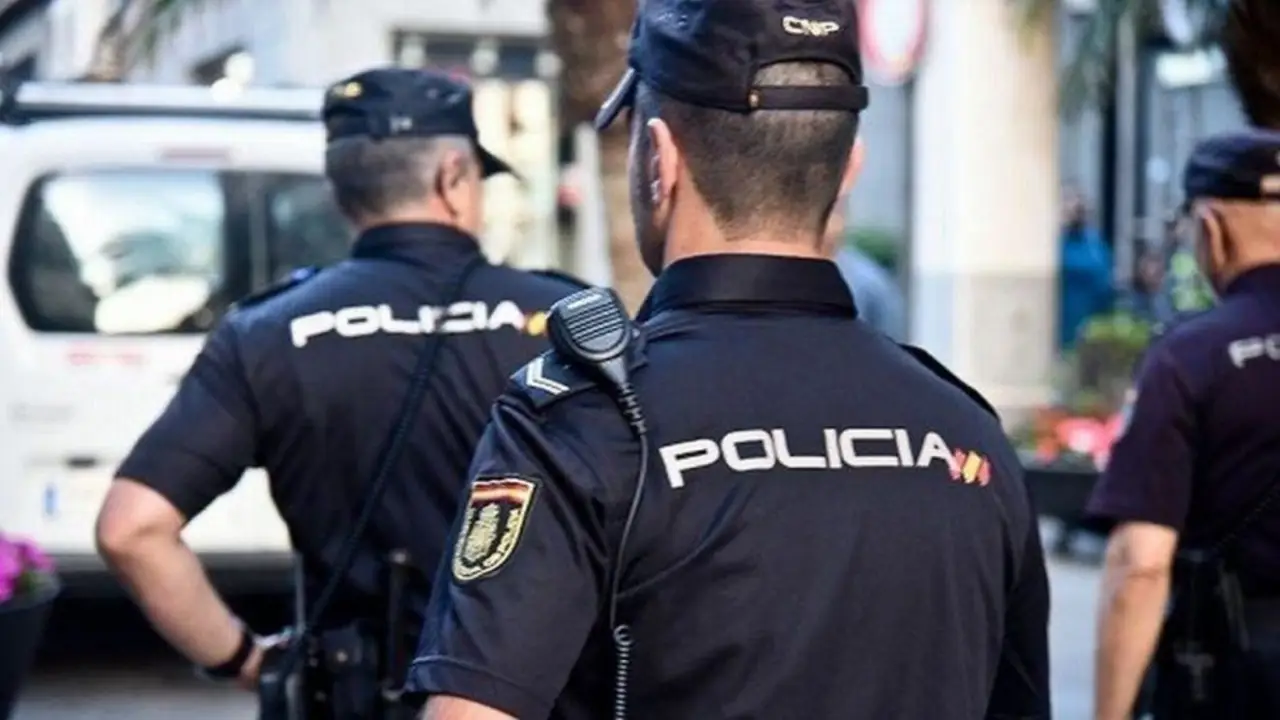 Imagen de archivo de dos policías en Ibiza Imagen de archivo de dos policías en Ibiza