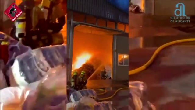 Los Bomberos de Alicante extinguen un gran incendio en una nave de Cocentaina Los Bomberos de Alicante extinguen un gran incendio en una nave de Cocentaina