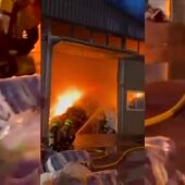 Los Bomberos de Alicante extinguen un gran incendio en una nave de Cocentaina 