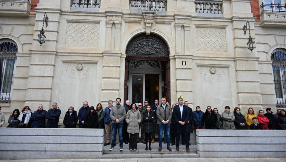 Minuto de silencio frente al Palacio Provincial de la Diputación