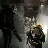 Evacuado al hospital un hombre de 55 años tras un incendio en la cocina de una vivienda en Córdoba