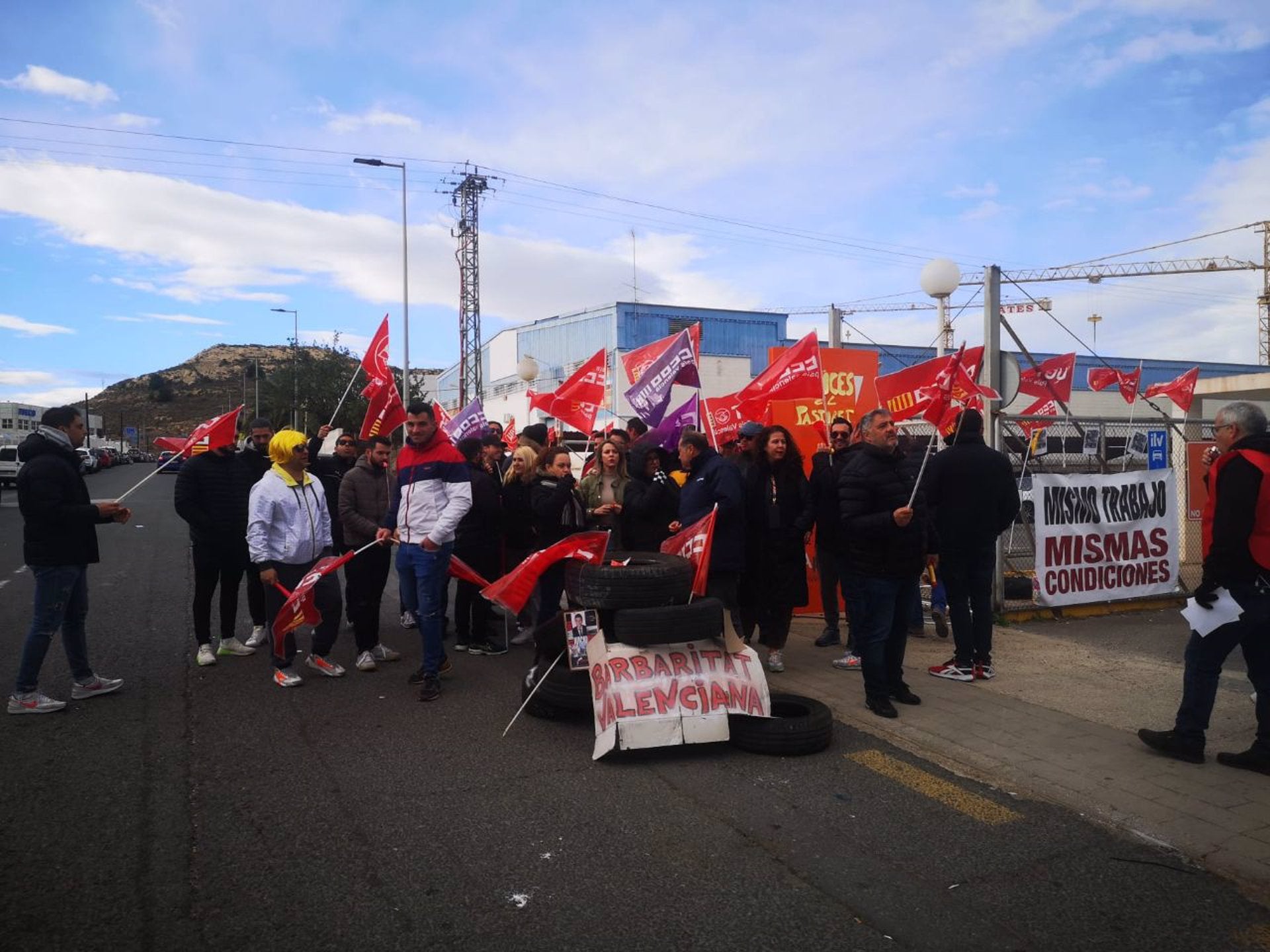 Trabajadores de las ITV valencianas insisten: "Mismo trabajo, mismas condiciones" Trabajadores de las ITV valencianas insisten: "Mismo trabajo, mismas condiciones"