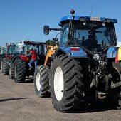 Decenas de tractores y vehículos agrícolas se agrupan en varios puntos del sur de la provincia camino de Lucena 