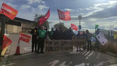 Concentración de los sindicatos en la estación de ITV de Elche. Concentración de los sindicatos en la estación de ITV de Elche.
