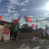 Concentración de los sindicatos en la estación de ITV de Elche. Concentración de los sindicatos en la estación de ITV de Elche.
