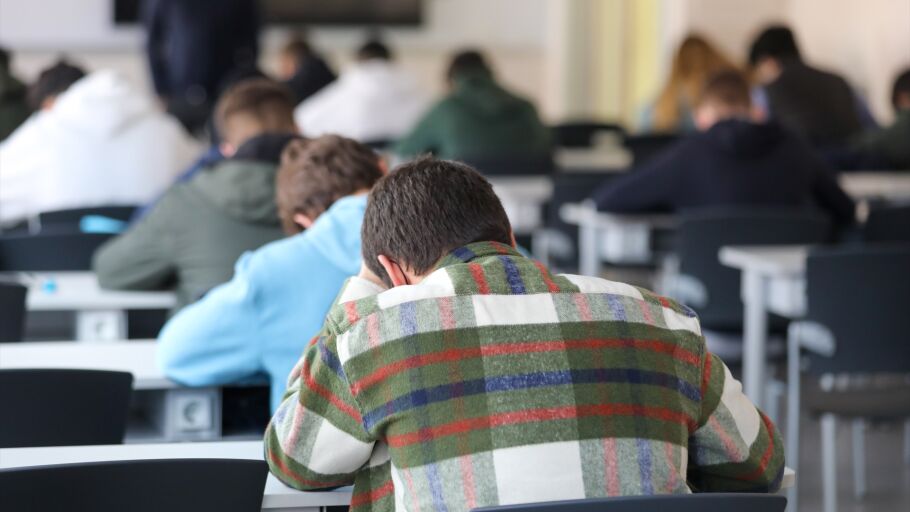 Varios alumnos de la Facultad de Ciencias econ&oacute;micas de la Universidad CEU San Pablo realizan un examen.