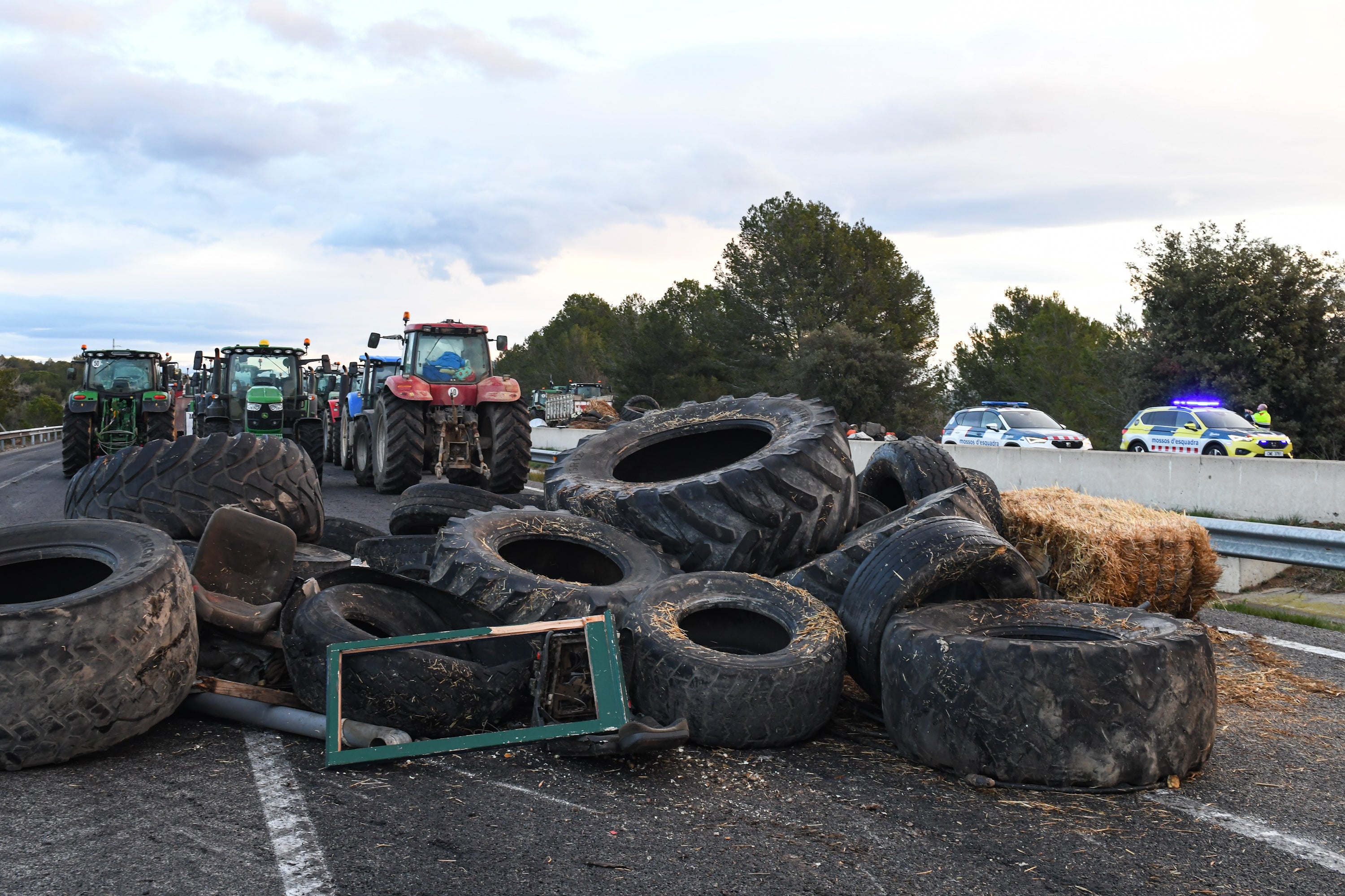 Nuevas tractoradas en Cataluña un día antes de que Planas se reúna con las organizaciones agrarias Asaja, COAG y UPA Nuevas tractoradas en Cataluña un día antes de que Planas se reúna con las organizaciones agrarias Asaja, COAG y UPA