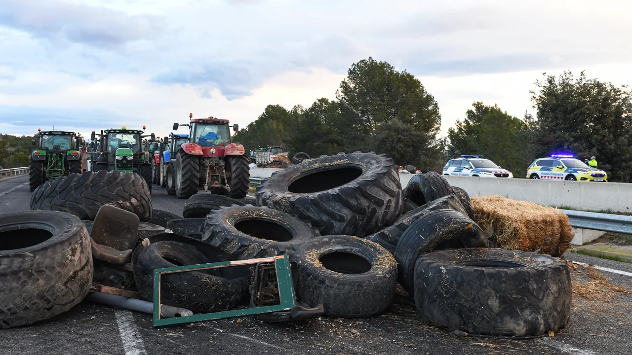 Agricultores cortan con neumáticos la AP-7 a la altura de Pontós