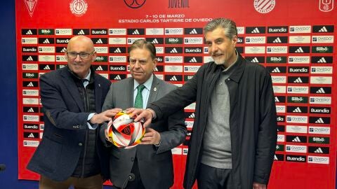 27-2-2024 Presentaci&oacute;n final four Copa juvenil. Jos&eacute; ram&oacute;n Cuetos Lobo, presidente del territorial asturiana; Alfredo Canteli, alcalde de Oviedo; y Mart&iacute;n Pel&aacute;ez, presidente del Real Oviedo