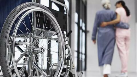 Una se&ntilde;ora mayor siendo atendida