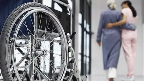 Una señora mayor siendo atendida Una señora mayor siendo atendida