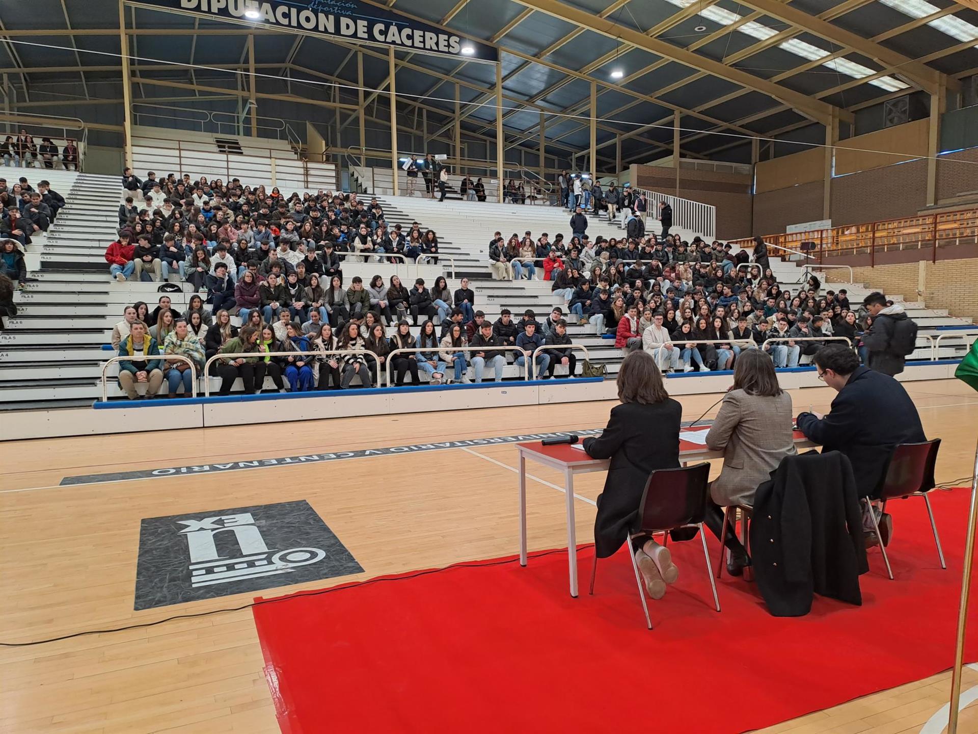 Más de 2.000 estudiantes preuniversitarios se interesan por los estudios de la UEx en el campus de Cáceres Más de 2.000 estudiantes preuniversitarios se interesan por los estudios de la UEx en el campus de Cáceres