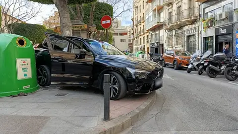 Un coche se lleva por detrás en Elche a una farola y varias motos Un coche se lleva por detrás en Elche a una farola y varias motos