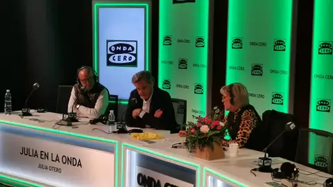 Miguel Ángel Martínez-Aroca, presidente de ANPIER, con Julia Otero Miguel Ángel Martínez-Aroca, presidente de ANPIER, con Julia Otero