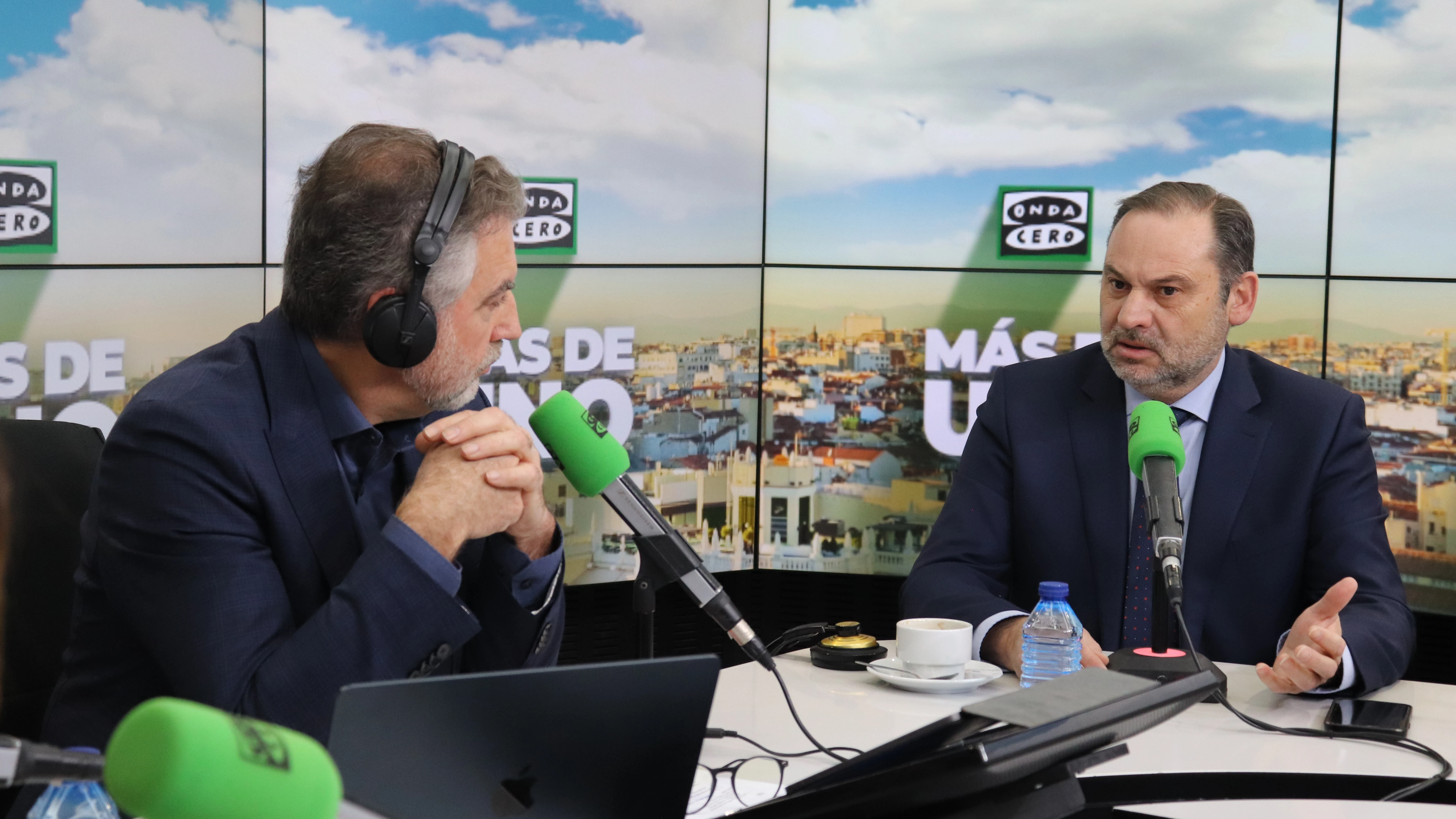 El exministro y exsecretario de organizaci&oacute;n del PSOE, Jos&eacute; Luis &Aacute;balos, durante su entrevista con Carlos Alsina en 'M&aacute;s de uno'