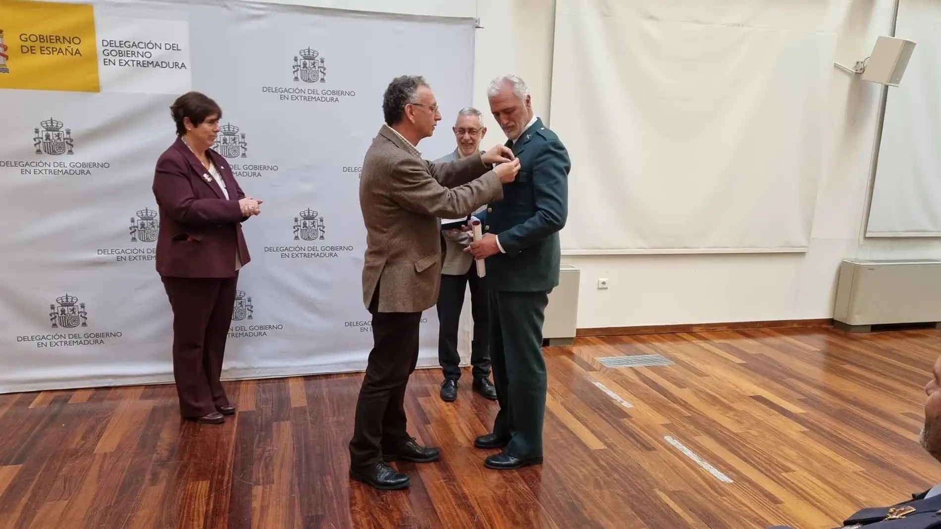 El guardia civil de la Escuela de Tráfico de Mérida Jesús Baena recibe la Medalla al Mérito de la Seguridad Vial