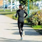 Imagen de recurso de una mujer corriendo por la calle