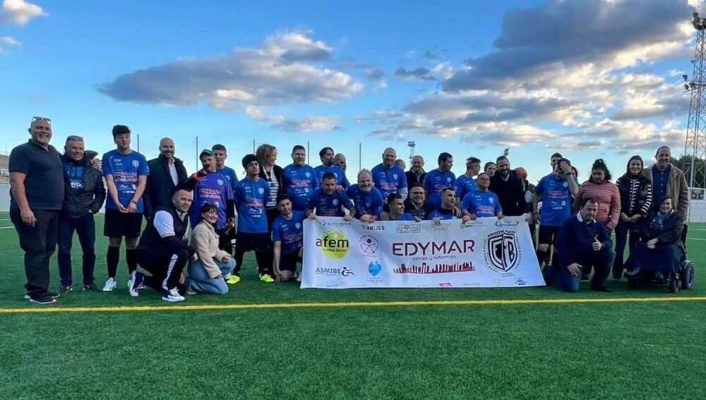 El C.F. Foietes Benidorm presenta al alcalde dela ciudad, su primer equipo adaptado