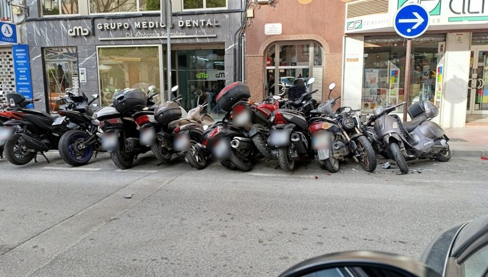 Varias motos han sufrido daños tras ser arrolladas por un coche que hacia marcha atrás