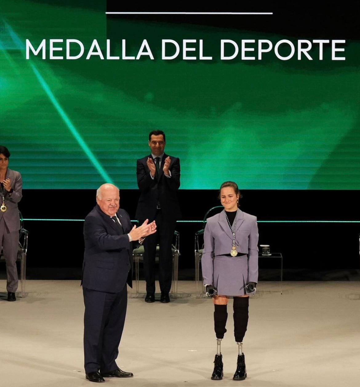 Sarah Almagro ya luce la Medalla de Andalucía al mérito deportivo Sarah Almagro ya luce la Medalla de Andalucía al mérito deportivo