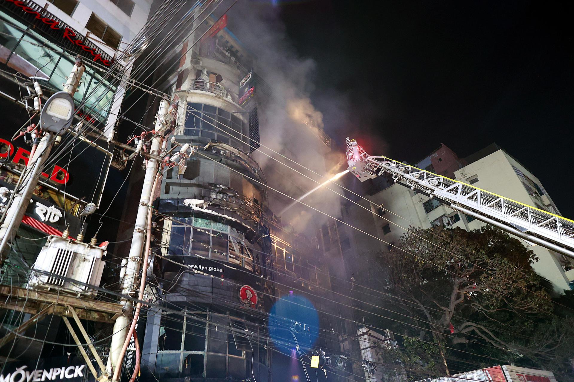 Un incendio deja al menos 44 muertos en un centro comercial de Bangladesh Un incendio deja al menos 44 muertos en un centro comercial de Bangladesh
