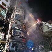 Un incendio deja al menos 44 muertos en un centro comercial de Bangladesh