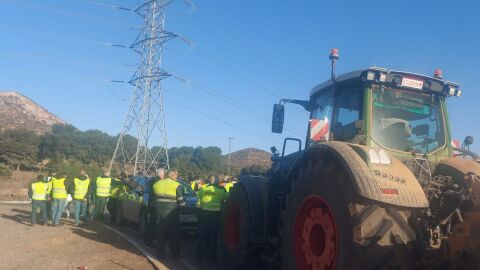 Agricultores del Campo de Cartagena cortan el acceso al Pol&iacute;gono Industrial de Escombreras.