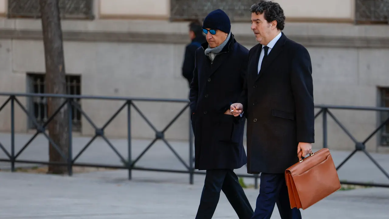 El empresario Juan Carlos Cueto (i) a su llegada ayer miércoles a la Audiencia Nacional en Madrid