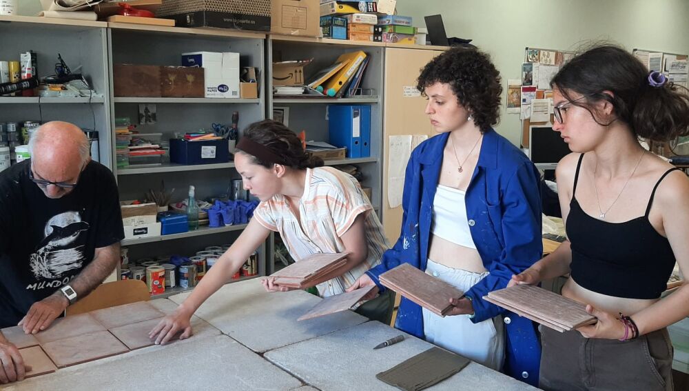 Alumnos 3º ESO del IES Bernardo de Balbuena en el taller de cerámica de AFAD