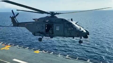 Helic&oacute;ptero NH90 sobrevuela la cubierta del buque Juan Carlos I